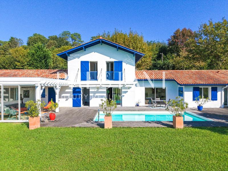 Maison - 290 m² - 9 pièces