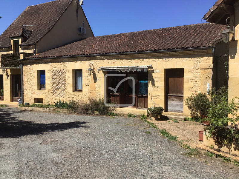 Maison - 1 481 m² - 65 pièces