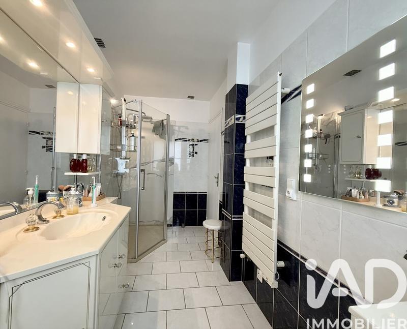 Maison - 233 m² - 7 pièces