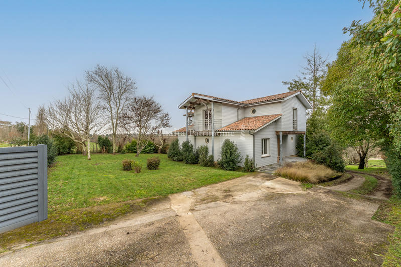 Maison - 220 m² - 8 pièces