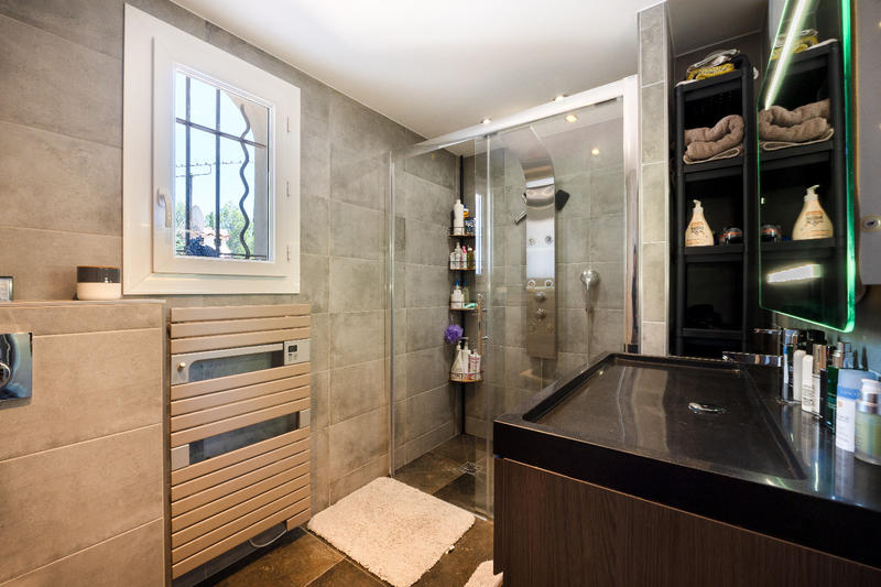 Propriété - 325 m² - 8 pièces