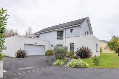 Maison - 208 m² - 8 pièces