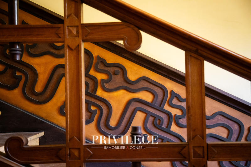 Propriété - 824 m² - 11 pièces