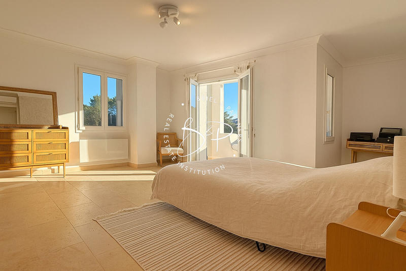 Maison - 331 m² - 8 pièces