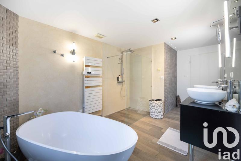 Maison - 210 m² - 7 pièces