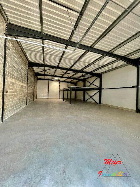 Local d'activités - 300 m² - 1 pièce