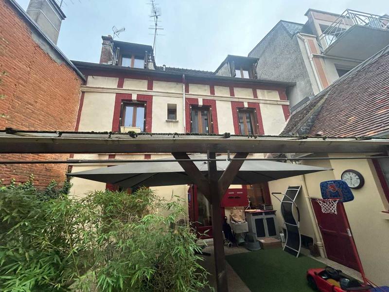 Maison - 233 m² - 10 pièces