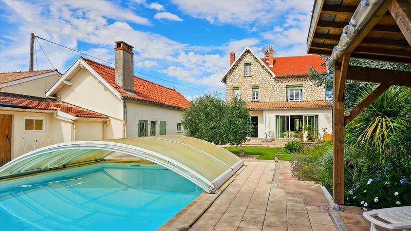 Maison - 260 m² - 12 pièces