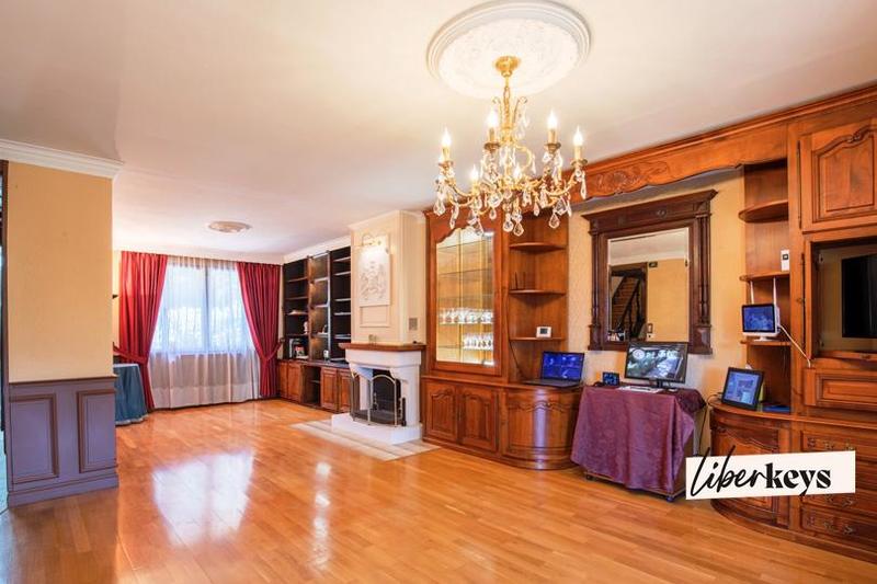 Maison - 215 m² - 8 pièces