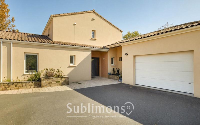 Maison traditionnelle - 246 m² - 8 pièces