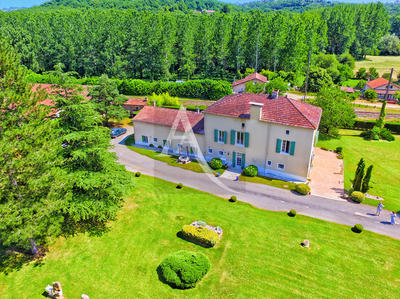 Maison - 263 m² - 12 pièces