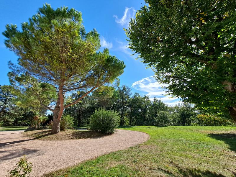 Maison - 250 m² - 6 pièces