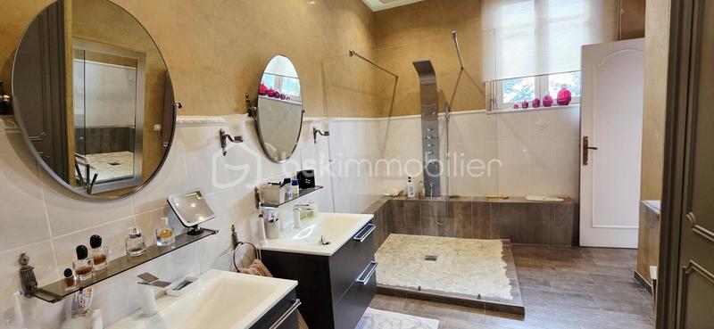 Maison - 353 m² - 12 pièces