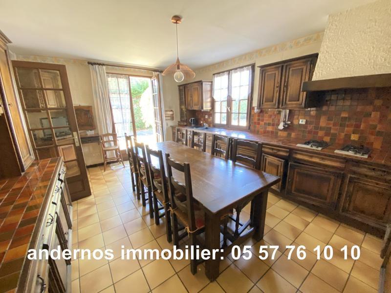Maison traditionnelle - 239 m² - 10 pièces