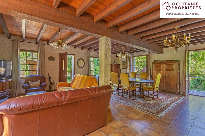 Propriété - 250 m² - 9 pièces