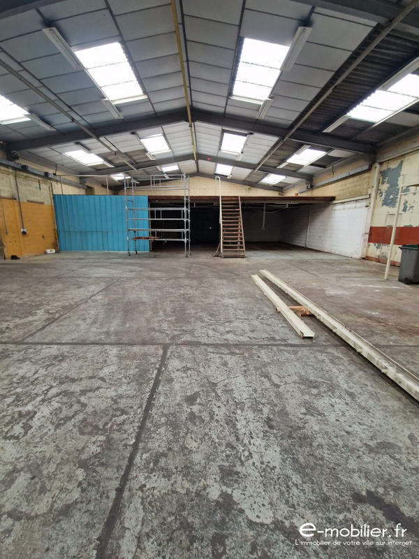 Local d'activités - 2 200 m²