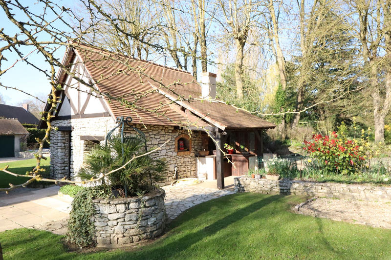 Propriété - 234 m² - 9 pièces