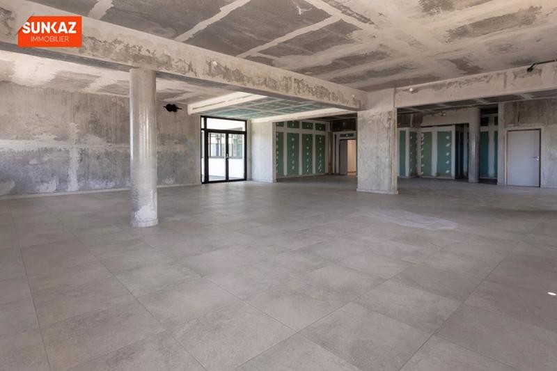 Local commercial - 213 m² - 1 pièce