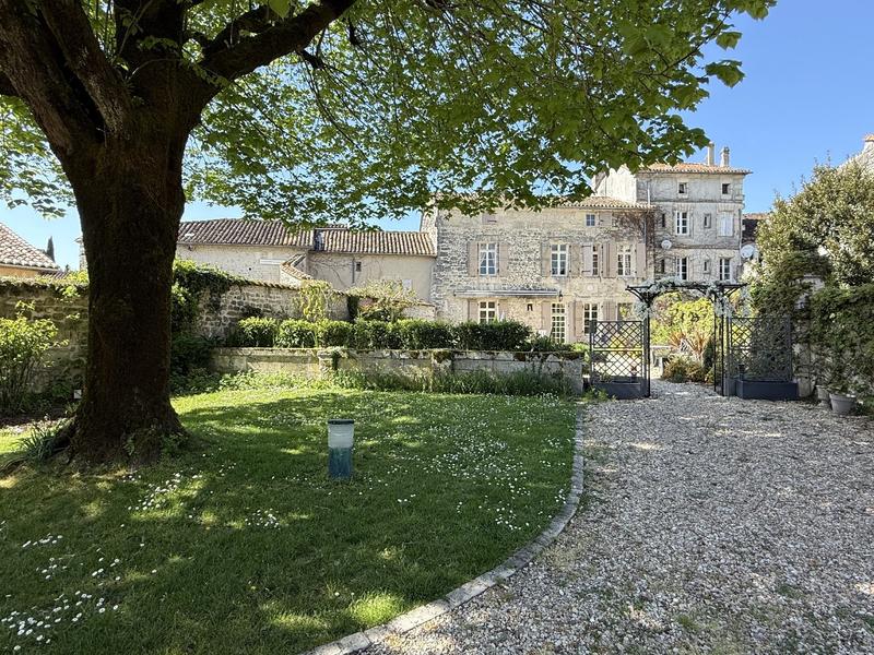 Maison - 238 m² - 7 pièces