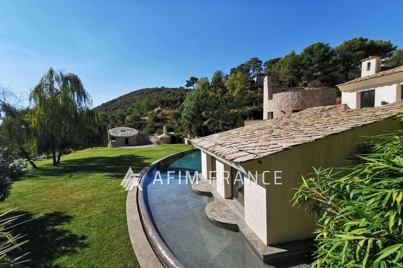 Villa - 300 m² - 5 pièces