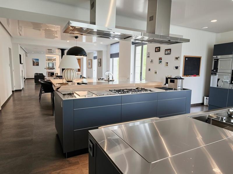 Maison - 1 200 m² - 16 pièces