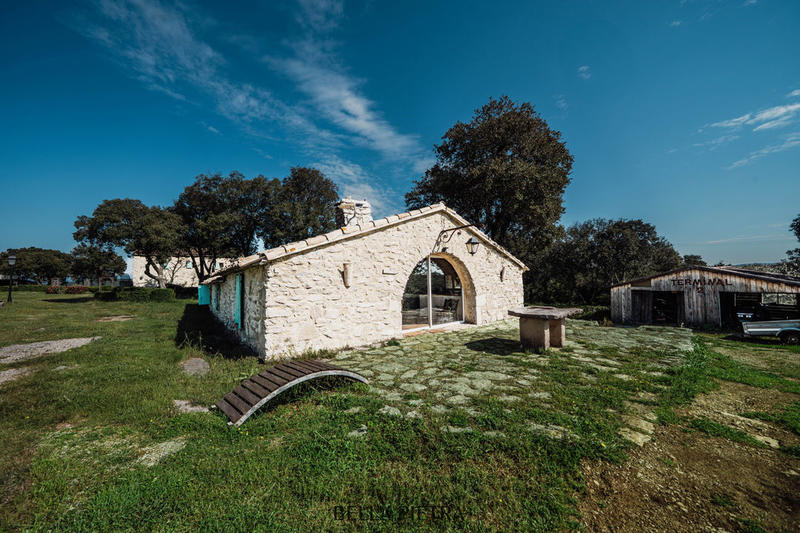 Mas - 1 650 m² - 40 pièces