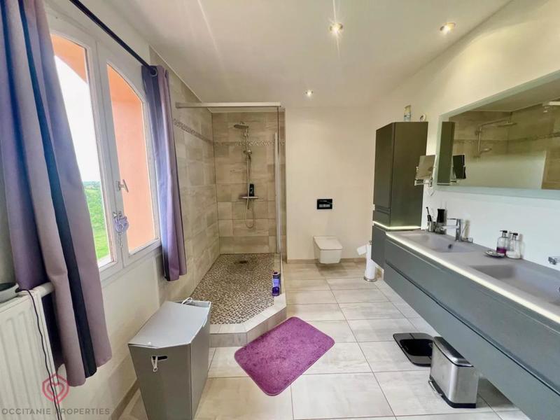 Propriété - 390 m² - 8 pièces