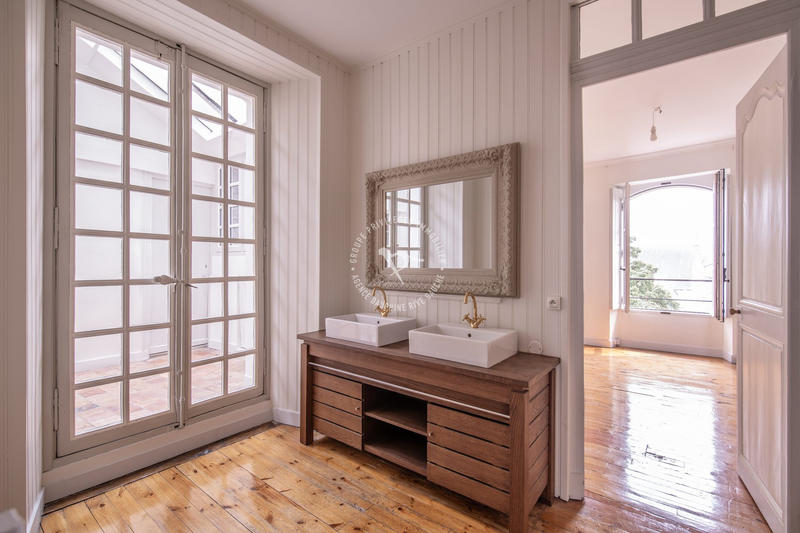 Appartement - 239 m² - 8 pièces