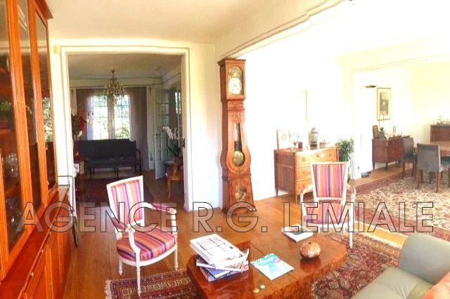 Maison - 250 m² - 12 pièces