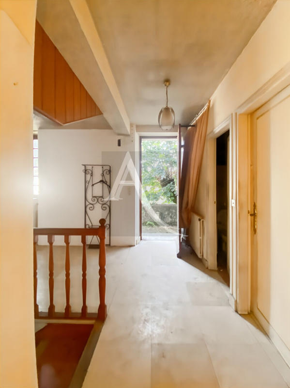 Maison - 230 m² - 7 pièces