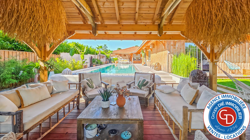 Maison - 250 m² - 6 pièces