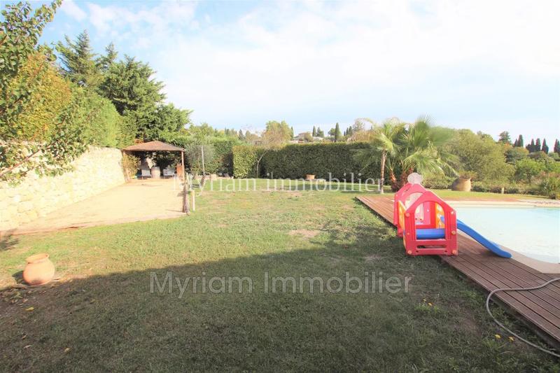 Maison - 220 m² - 5 pièces