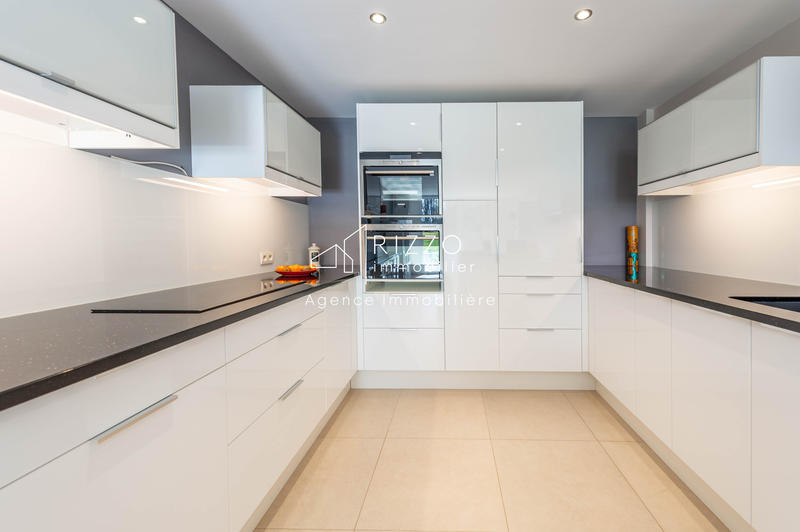 Maison - 202 m² - 8 pièces