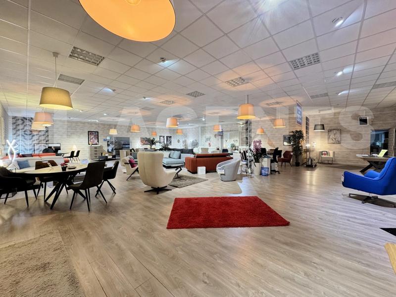 Magasins - 1 930 m²