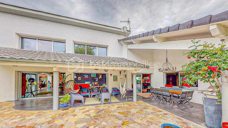 Propriété - 450 m² - 9 pièces