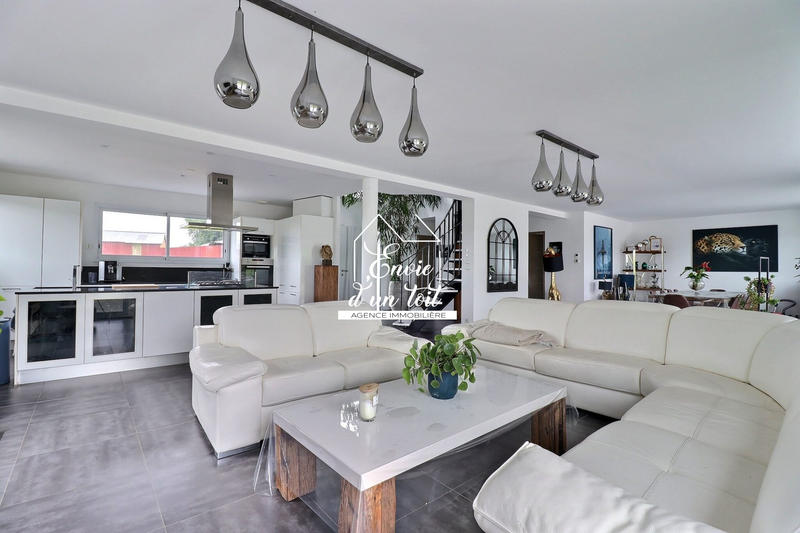 Maison contemporaine - 218 m² - 6 pièces