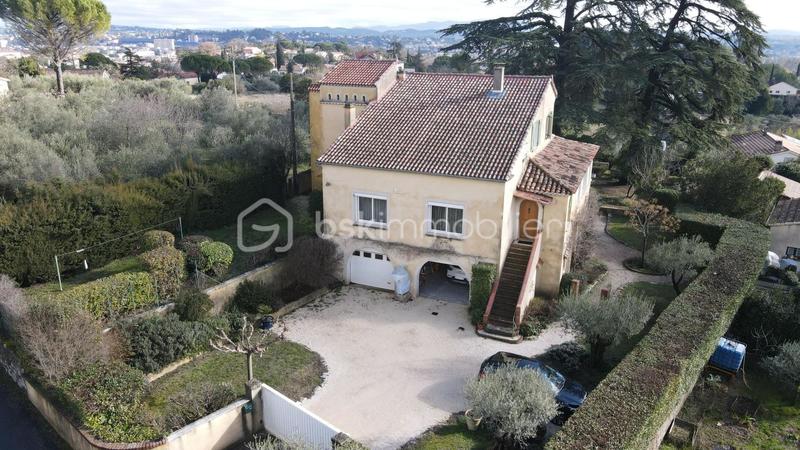 Demeure - 255 m² - 8 pièces