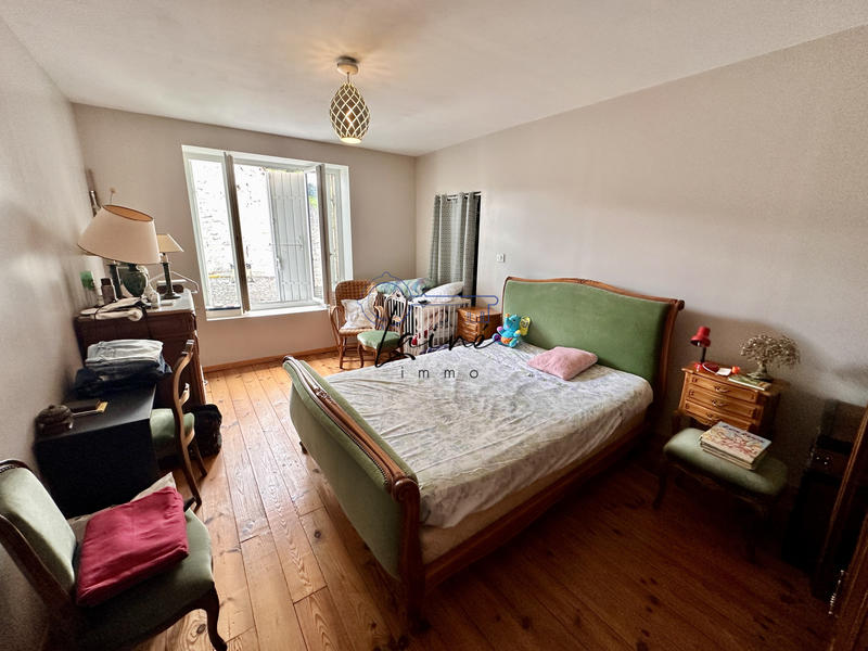 Propriété - 254 m² - 9 pièces