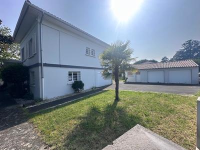 Maison - 240 m² - 7 pièces