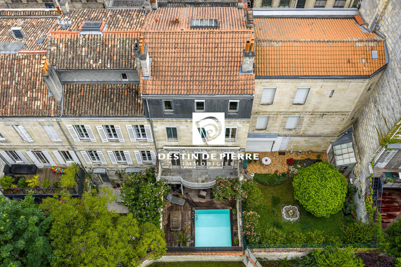 Maison - 240 m² - 8 pièces