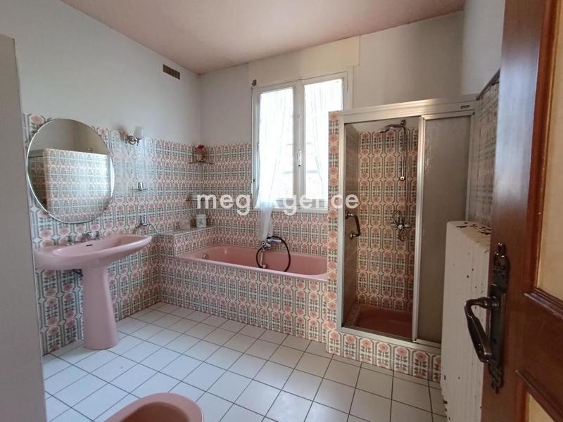 Maison traditionnelle - 230 m² - 8 pièces