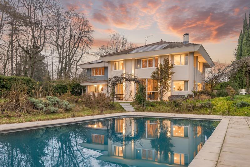 Maison - 237 m² - 8 pièces