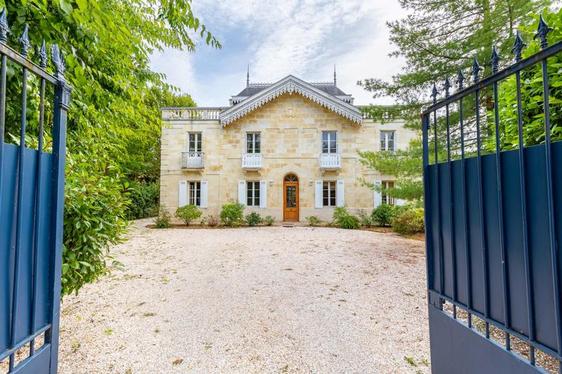 Maison - 260 m² - 7 pièces