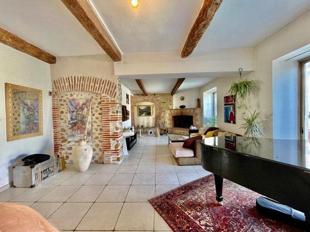 Maison - 280 m² - 6 pièces