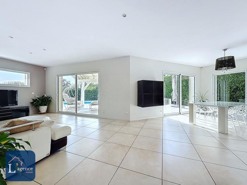 Maison - 258 m² - 8 pièces