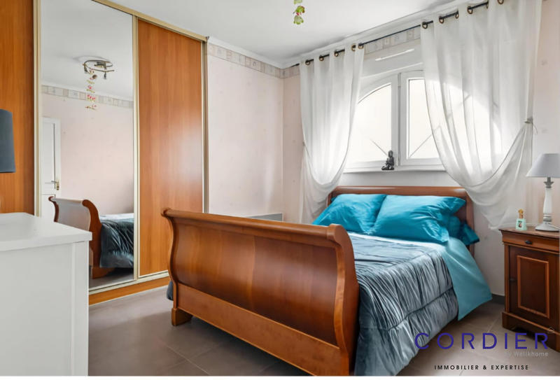 Maison - 181 m² - 8 pièces