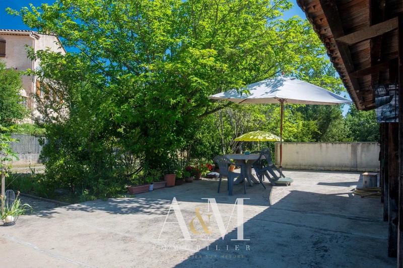 Propriété - 303 m² - 12 pièces