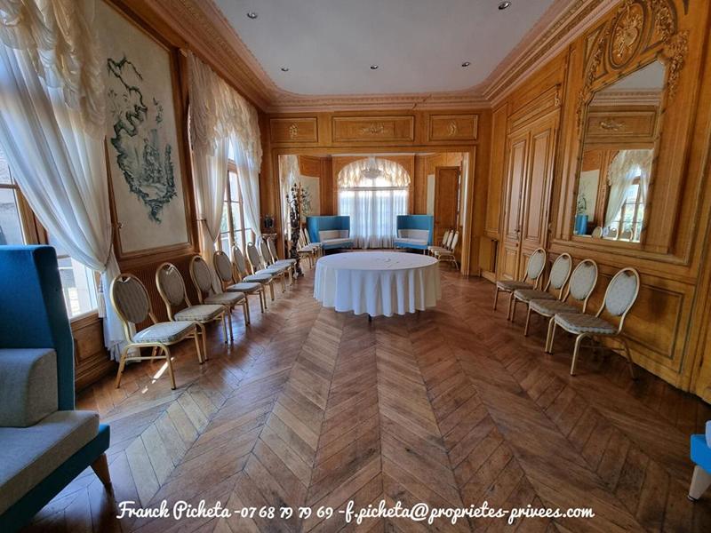 Demeure - 1 000 m² - 17 pièces