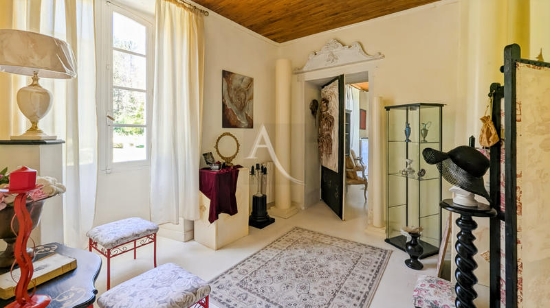 Maison - 263 m² - 12 pièces