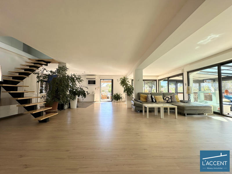 Maison - 370 m² - 7 pièces